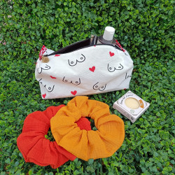 Trousse de toilette motif boobs et coeurs rouges I De Nature Colorée