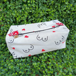 Trousse de toilette motif boobs et coeurs rouges I De Nature Colorée