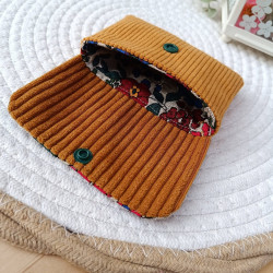 Pochette à cartes artisanale en velours côtelé moutarde et motif floraux