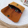 Pochette à cartes artisanale en velours côtelé moutarde et motif floraux