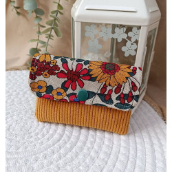 Pochette à cartes artisanale en velours côtelé moutarde et motif floraux