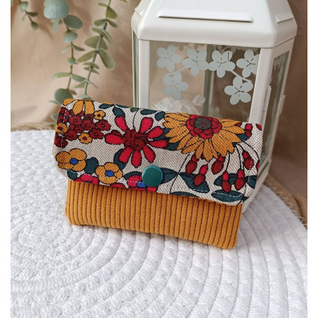 Pochette à cartes artisanale en velours côtelé moutarde et motif floraux