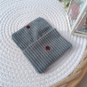 Pochette à cartes artisanale en velours gris et imprimés géométrique et fleuri
