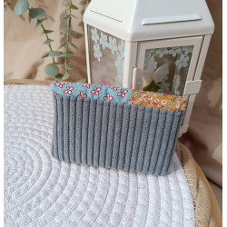 Pochette à cartes artisanale en velours gris et imprimés géométrique et fleuri