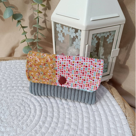 Pochette à cartes artisanale en velours gris et imprimés géométrique et fleuri