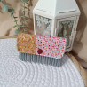 Pochette à cartes artisanale en velours gris et imprimés géométrique et fleuri