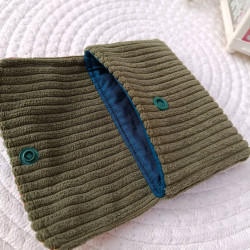 Pochette à cartes artisanale en velours vert kaki et motif ethnique coloré