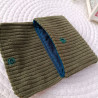 Pochette à cartes artisanale en velours vert kaki et motif ethnique coloré
