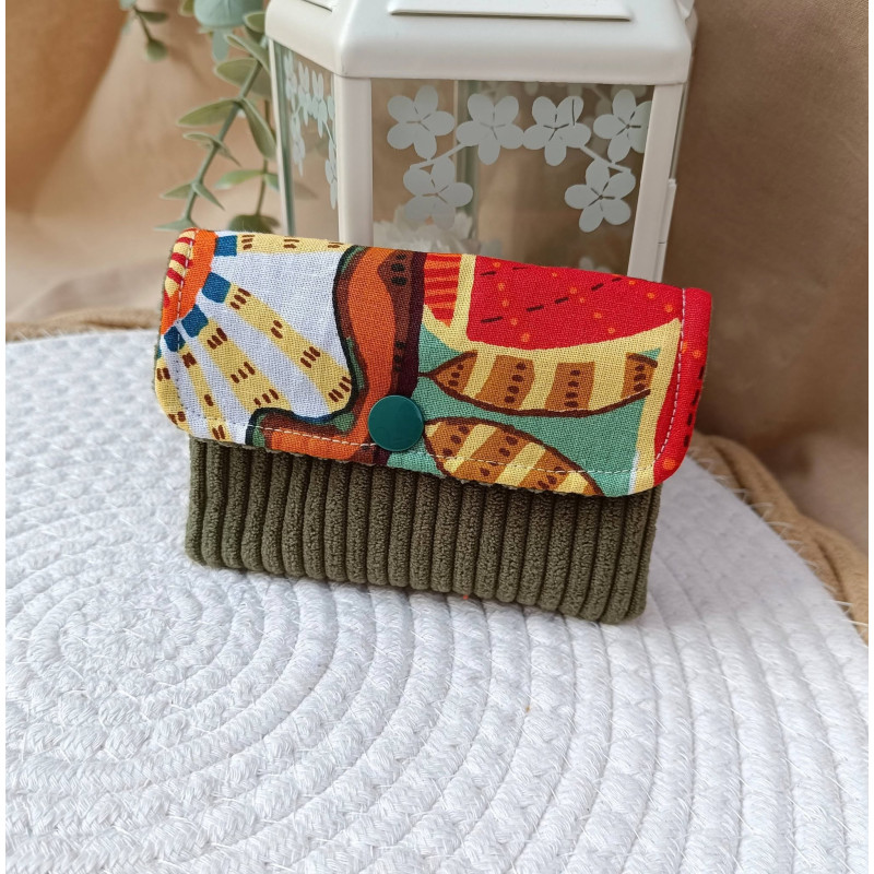 Pochette à cartes artisanale en velours vert kaki et motif ethnique coloré