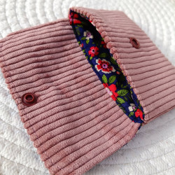 Pochette à cartes en velours rose poudré et tissu fleuri bleu marine