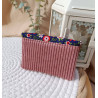 Pochette à cartes en velours rose poudré et tissu fleuri bleu marine