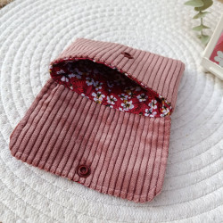 Pochette à cartes velours rose poudré et fleurs blanches sur fond rouge