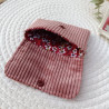 Pochette à cartes velours rose poudré et fleurs blanches sur fond rouge