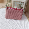 Pochette à cartes velours rose poudré et fleurs blanches sur fond rouge