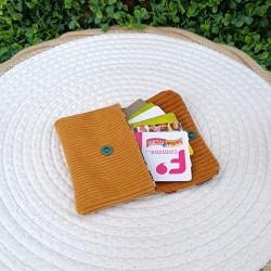 Pochette à cartes artisanale en velours côtelé moutarde et motif floraux