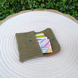 Pochette à cartes artisanale en velours vert kaki et motif ethnique coloré