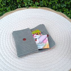 Pochette à cartes artisanale en velours gris et imprimés géométrique et fleuri
