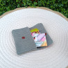 Pochette à cartes artisanale en velours gris et imprimés géométrique et fleuri