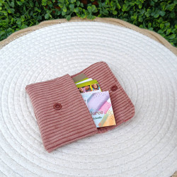 Pochette à cartes velours rose poudré et fleurs blanches sur fond rouge