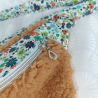Sac banane enfant sherpa caramel et tissu fleuri – Ceinture réglable –Création artisanale