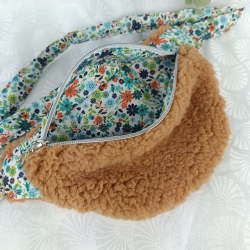 Sac banane enfant sherpa caramel et tissu fleuri – Ceinture réglable –Création artisanale