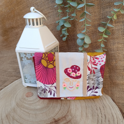 Porte-monnaie brodé femme au chapeau – Fleurs roses – Fait main en France