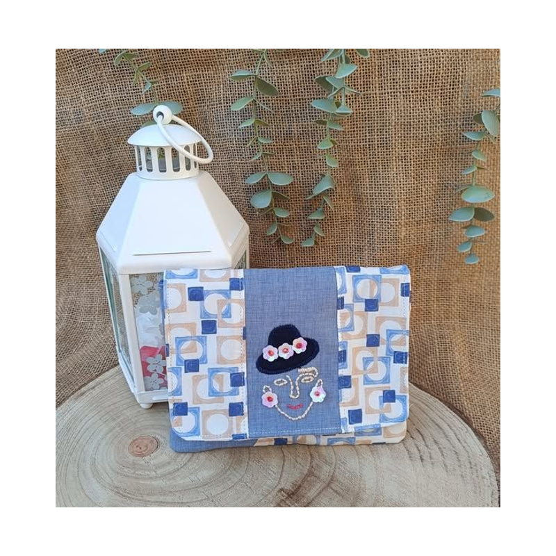 Porte-monnaie dame au chapeau brodé – bleu beige – fait main en tissu