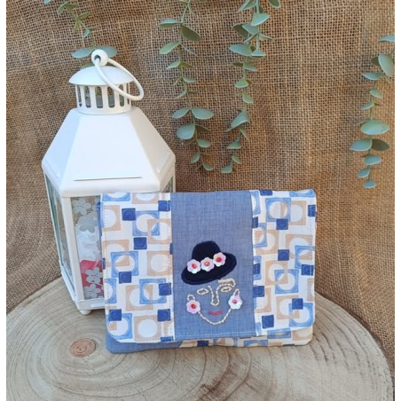 Porte-monnaie dame au chapeau brodé – bleu beige – fait main en tissu