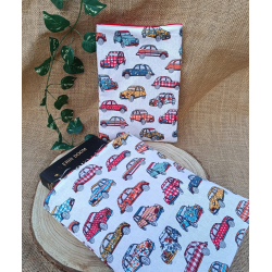 Pochette à livre coton écru – Motif voitures colorées – Taille au choix – Artisanat