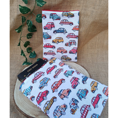 Pochette à livre coton écru – Motif voitures colorées – Taille au choix – Artisanat