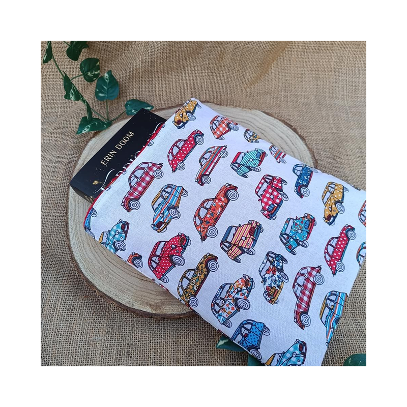 Pochette à livre coton écru – Motif voitures colorées – Taille au choix – Artisanat