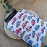 Pochette à livre coton écru – Motif voitures colorées – Taille au choix – Artisanat