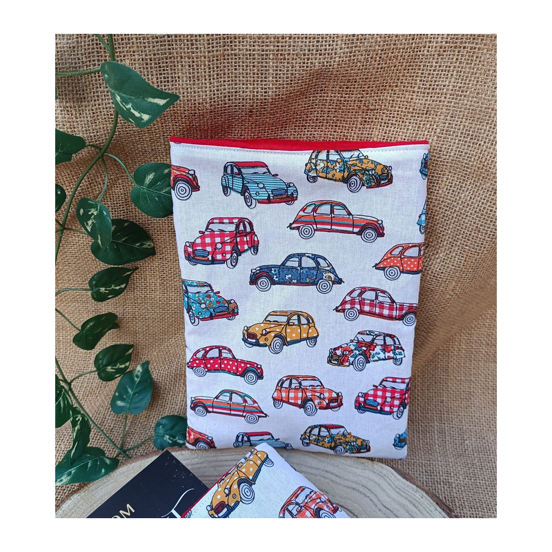 Pochette à livre coton écru – Motif voitures colorées – Taille au choix – Artisanat