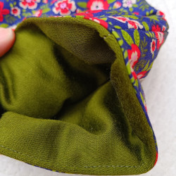 Pochette livre fleurs rouges – Fond bleu nuit – Taille au choix – Fait main