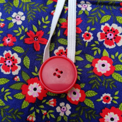 Pochette livre fleurs rouges – Fond bleu nuit – Taille au choix – Fait main