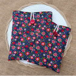 Pochette livre fleurs rouges – Fond bleu nuit – Taille au choix – Fait main