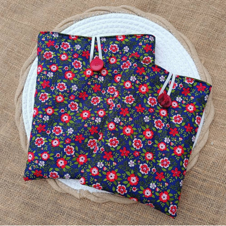 Pochette livre fleurs rouges – Fond bleu nuit – Taille au choix – Fait main