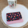 Porte-monnaie velours rose & rabat fleuri bleu – Fait main chic et pratique