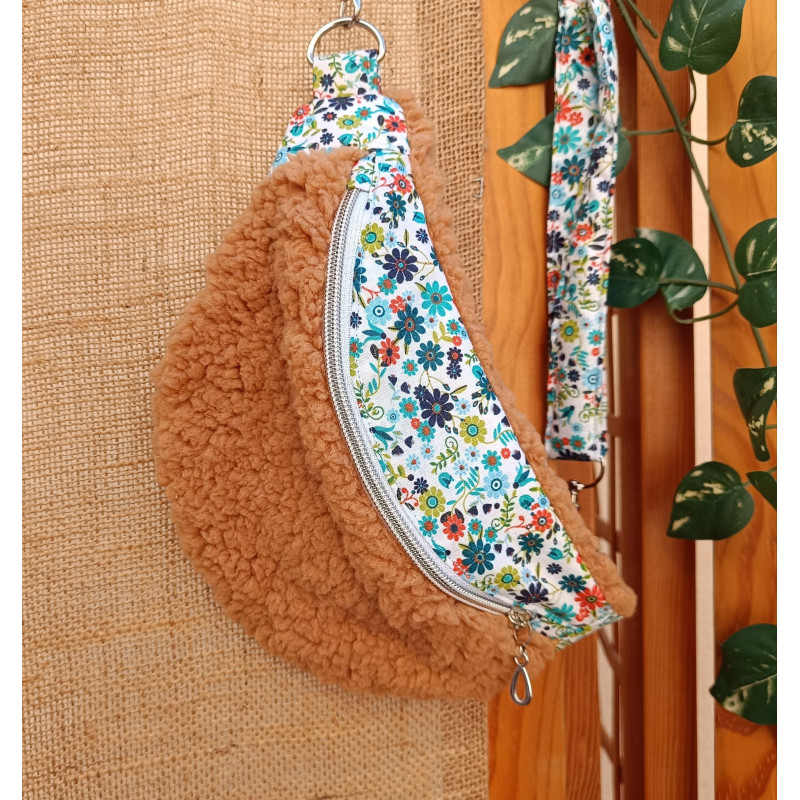 Sac banane enfant sherpa caramel et tissu fleuri – Ceinture réglable –Création artisanale
