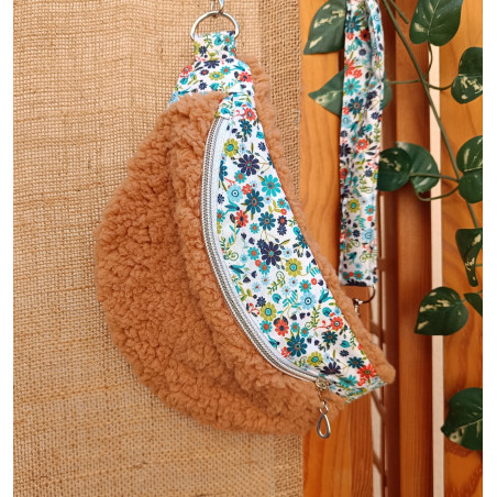 Sac banane enfant sherpa caramel et tissu fleuri – Ceinture réglable –Création artisanale