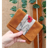 Porte-monnaie artisanal en tissu velours côtelé caramel et imprimé coquelicot – Fait main