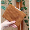 Porte-monnaie artisanal en tissu velours côtelé caramel et imprimé coquelicot – Fait main