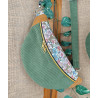 Sac banane fleurie en tissu côtelé vert – fait main et pratique