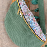 Sac banane fleurie en tissu côtelé vert – fait main et pratique
