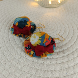 Boucles d’oreilles look automne en tissu fleuri – Bijou artisanal léger & coloré