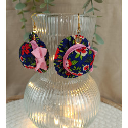 Boucles d’oreilles bohèmes en tissu fleuri bleu & rose – Bijou artisanal léger