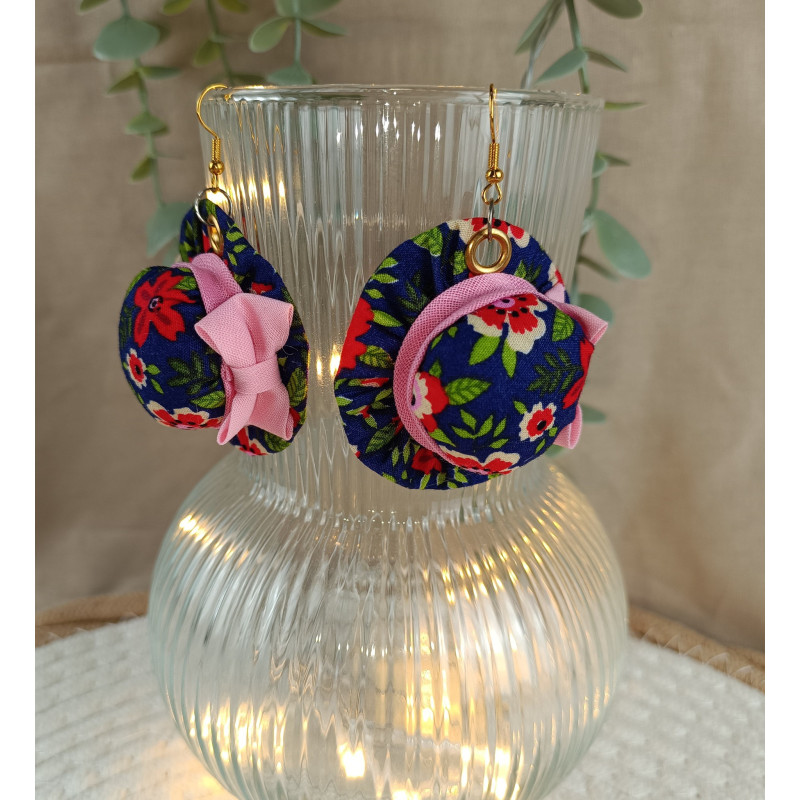 Boucles d’oreilles bohèmes en tissu fleuri bleu & rose – Bijou artisanal léger