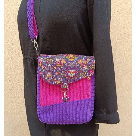 Sac bandoulière artisanal violet et fuchsia en velours – Motifs calaveras