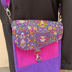 Sac bandoulière artisanal violet et fuchsia en velours – Motifs calaveras