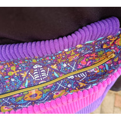Sac bandoulière artisanal violet et fuchsia en velours – Motifs calaveras